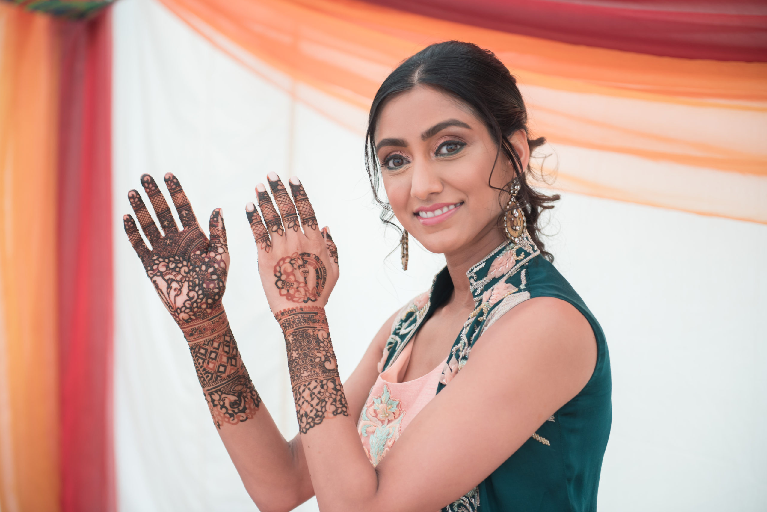 Trending #MehendiPoses Every Bride-To-Be Should Bookmark! | Bridal mehendi  designs, Bridal mehendi designs wedding, Bridal poses